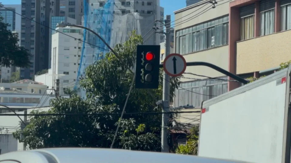 Semáforos com IA chegam a BH em projeto que promete reduzir congestionamentos