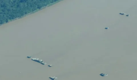 Mesmo após ofensivas federais, imagens flagram retorno de balsas de garimpo ilegal ao Rio Madeira