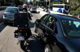 Motociclista quebra retrovisor de carro após discussão e foge; vídeo viraliza nas redes
