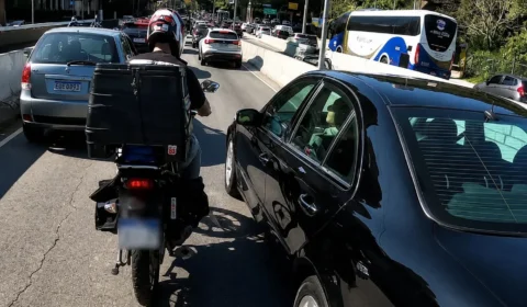 Motociclista quebra retrovisor de carro após discussão e foge; vídeo viraliza nas redes