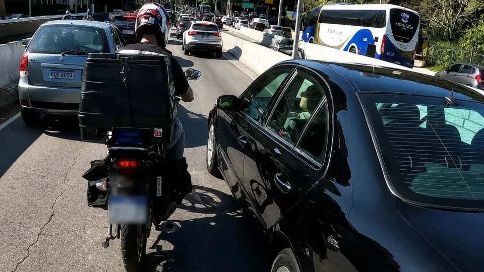 Motociclista quebra retrovisor de carro após discussão e foge; vídeo viraliza nas redes