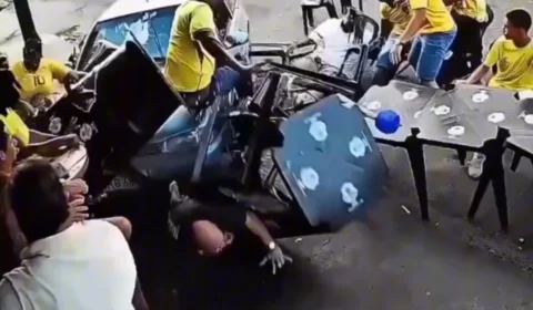 Adolescente pega carro escondido, atropela torcedores e deixa feridos em MG