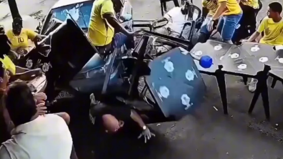 Adolescente pega carro escondido, atropela torcedores e deixa feridos em MG