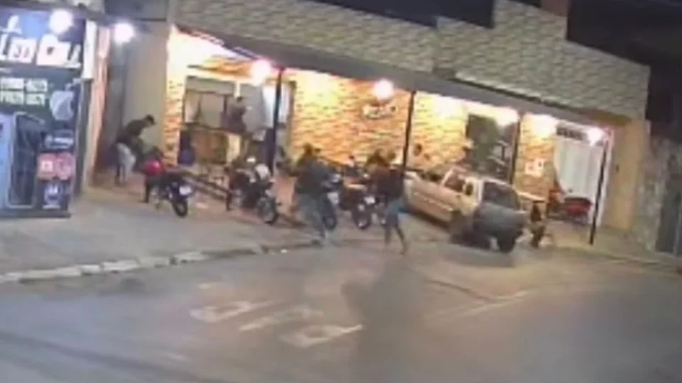 Motorista com sinais de embriaguez invade pizzaria, mata uma pessoa e deixa seis feridos em MG