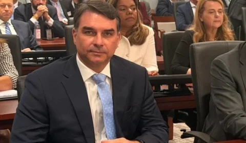Em Washington, Flávio Bolsonaro discursa contra tarifas e critica ausência do governo federal em audiência