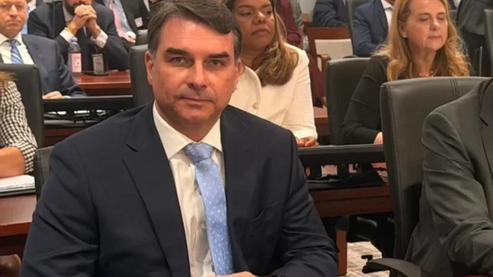 Em Washington, Flávio Bolsonaro discursa contra tarifas e critica ausência do governo federal em audiência
