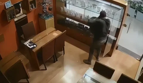 Ladrão invade joalheria e furta joias em shopping de BH; veja o vídeo