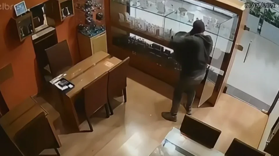 Ladrão invade joalheria e furta joias em shopping de BH; veja o vídeo