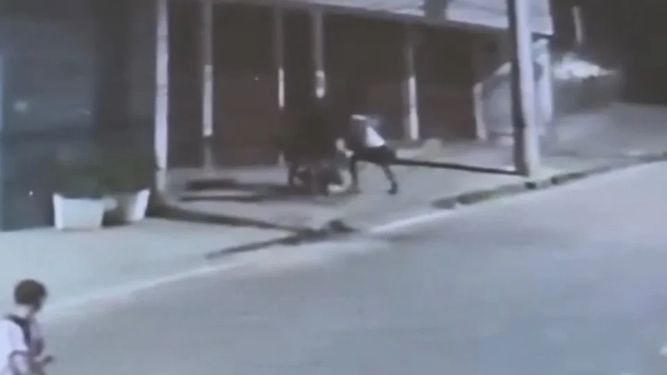 Adolescente é espancado após sair da escola em MG