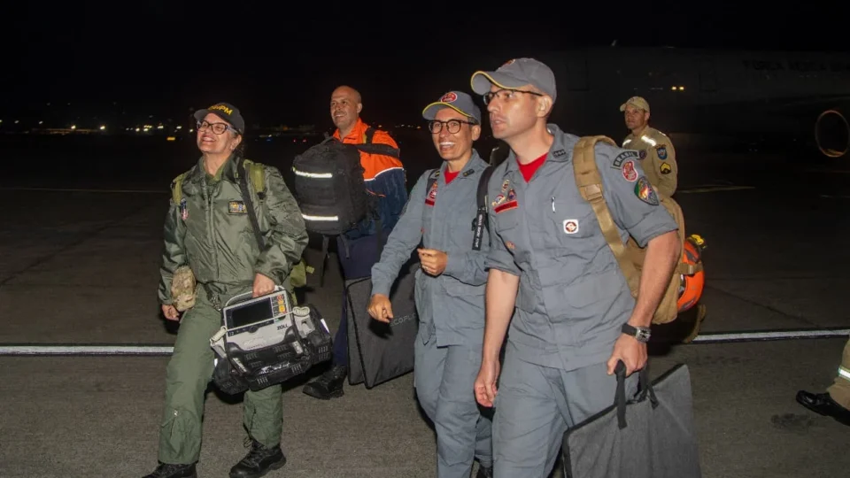 Bombeiros paulistas retornam ao Estado após missão humanitária na Venezuela