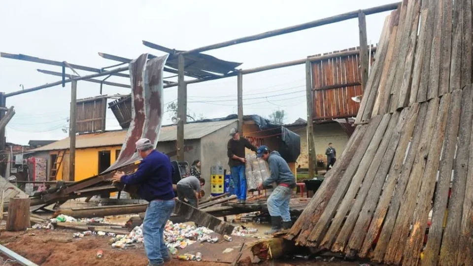 Temporal devastador deixa centenas de pessoas desalojadas e causa destruição no RS