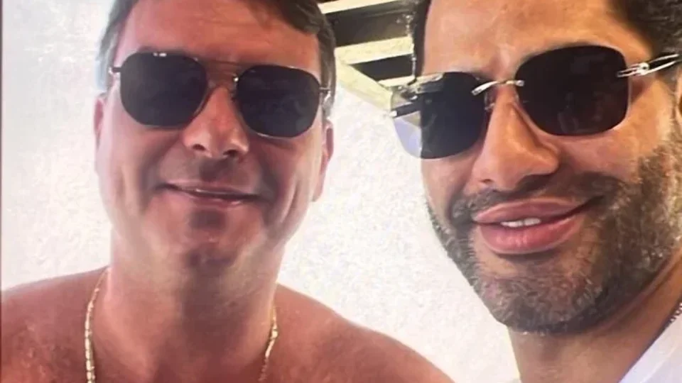 Foto de Flávio Bolsonaro com ‘Sicário’ ligado a Daniel Vorcaro causa nova crise na campanha; entenda