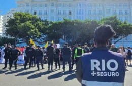 Camelôs protestam em Copacabana contra novas regras da Prefeitura para o comércio ambulante