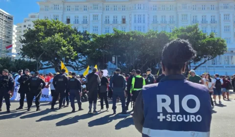 Camelôs protestam em Copacabana contra novas regras da Prefeitura para o comércio ambulante