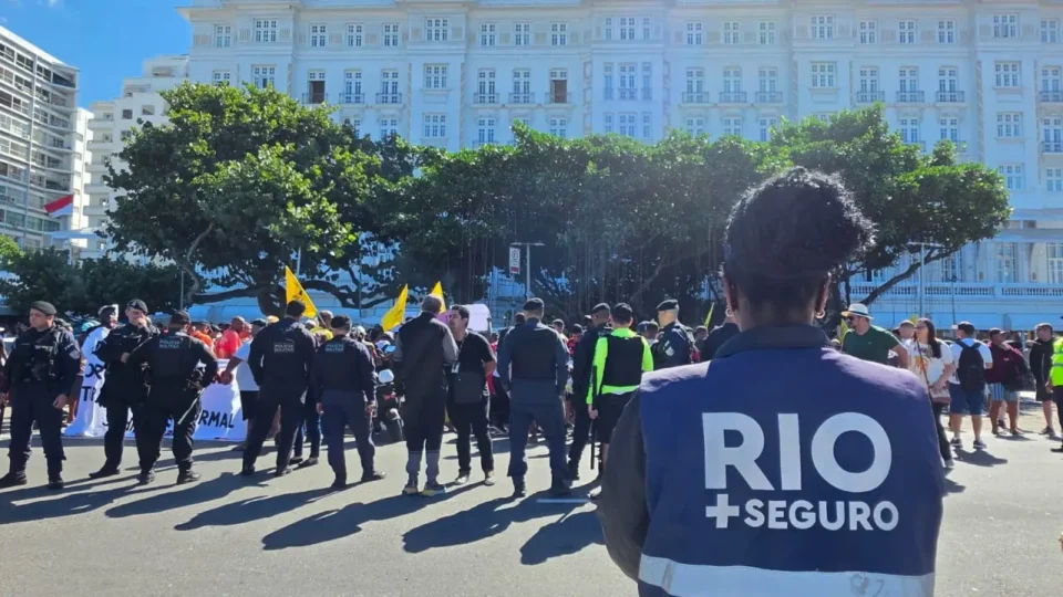 Camelôs protestam em Copacabana contra novas regras da Prefeitura para o comércio ambulante