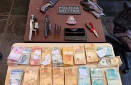 Veja as imagens: PM prende dupla suspeita de latrocínio e apreende mais de R$ 186 mil, armas e carro furtado em SP