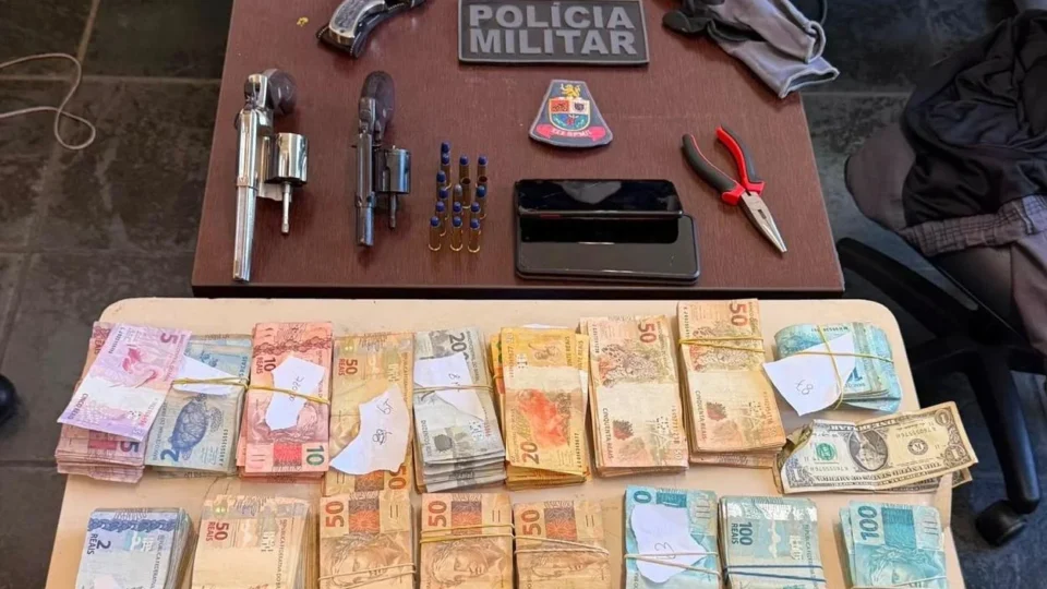 Veja as imagens: PM prende dupla suspeita de latrocínio e apreende mais de R$ 186 mil, armas e carro furtado em SP