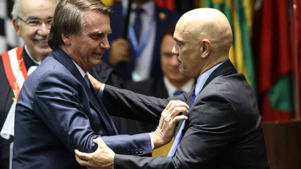 Bolsonaro entra na mira de Moraes durante plantão do STF no recesso