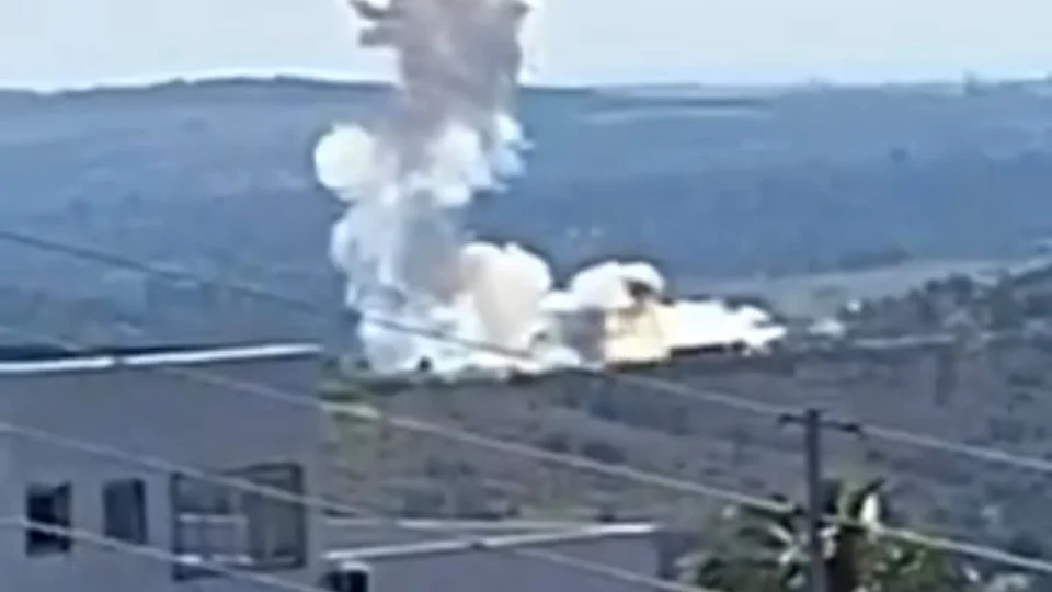 Explosão mata funcionário de fábrica de fogos de artifício e destrói estrutura em MG; Veja o vídeo