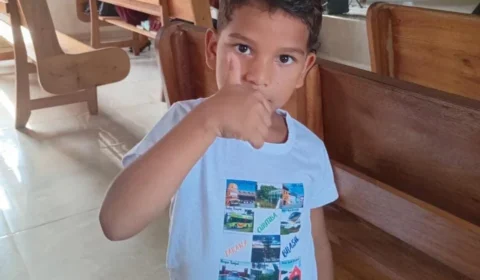 Criança de 6 anos morre esfaqueada; pai é preso após apresentar versões contraditórias