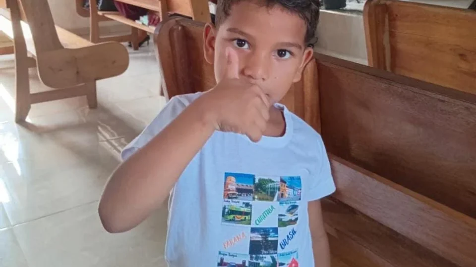 Criança de 6 anos morre esfaqueada; pai é preso após apresentar versões contraditórias
