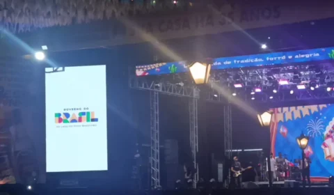 VEJA AS IMAGENS: propagandas do Governo Lula são exibidas em telão do Centro de Tradições Nordestinas durante período de restrições eleitorais; entenda o caso