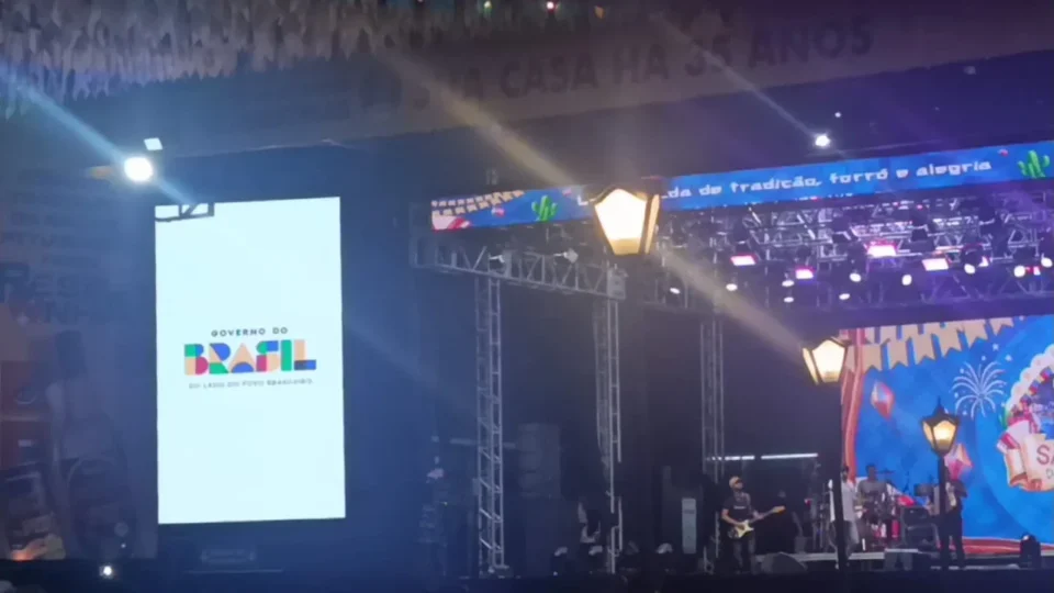 VEJA AS IMAGENS: propagandas do Governo Lula são exibidas em telão do Centro de Tradições Nordestinas durante período de restrições eleitorais; entenda o caso