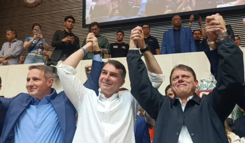 Na convenção da União Progressista, Flávio Bolsonaro diz que “Lula gosta de vagabundo” e promete guerra ao PCC e CV. Veja o discurso