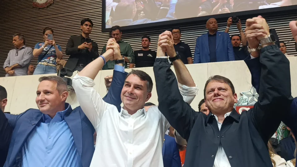 Na convenção da União Progressista, Flávio Bolsonaro diz que “Lula gosta de vagabundo” e promete guerra ao PCC e CV. Veja o discurso