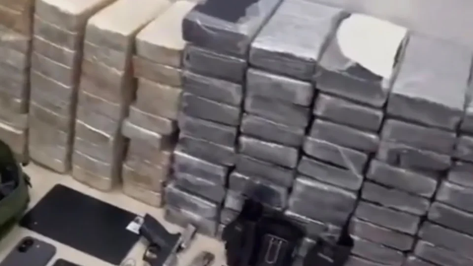 Estudante de Direito e policial militar são presos com 119 kg de drogas em shopping de Salvador