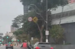 Motociclista chuta carro após discussão no trânsito e veículo fica danificado em São Bernardo do Campo