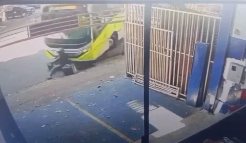 Vídeo mostra ônibus arrastando motoboy parado em rua de Belo Horizonte