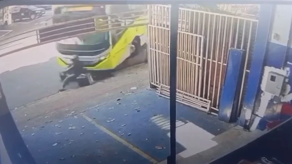 Vídeo mostra ônibus arrastando motoboy parado em rua de Belo Horizonte