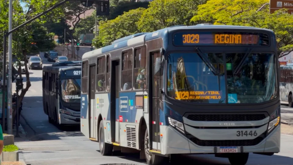 Passagem cara, ônibus lotado e metrô limitado: o desafio diário de quem depende do transporte em BH