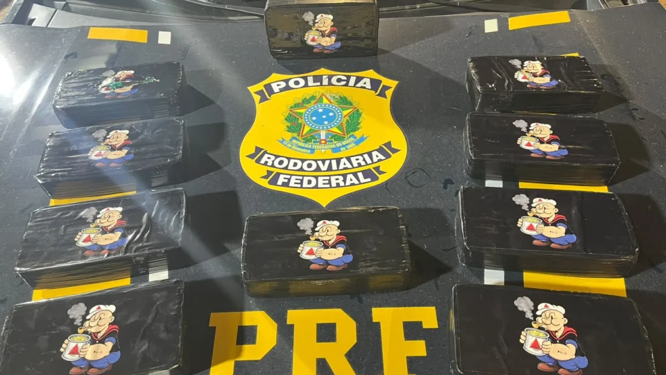 Compartimento secreto em carro revela carga de cocaína e termina com prisão de casal em MG
