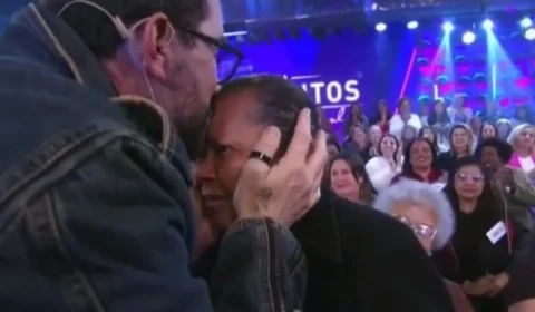 Padres Fábio de Melo e Chrystian emocionam plateia ao presentearem senhora no Programa Silvio Santos