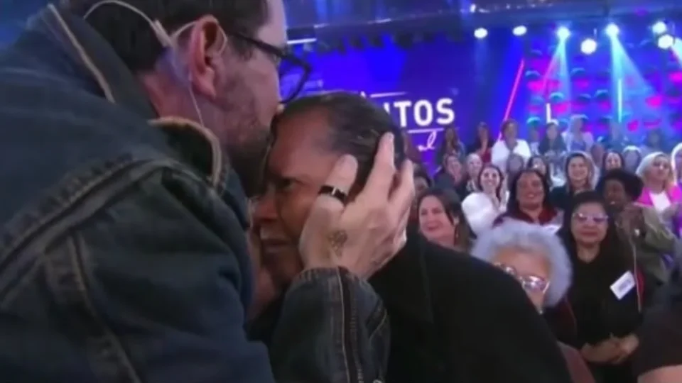 Padres Fábio de Melo e Chrystian emocionam plateia ao presentearem senhora no Programa Silvio Santos