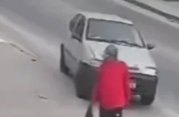 Homem escapa por centímetros de carro desgovernado no Rio; vídeo impressiona