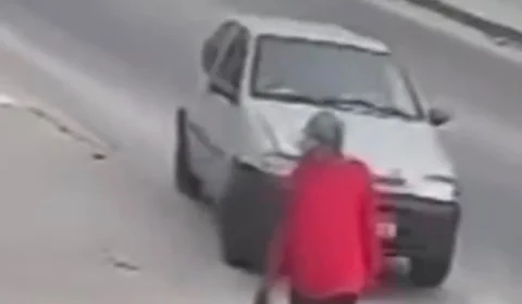 Homem escapa por centímetros de carro desgovernado no Rio; vídeo impressiona