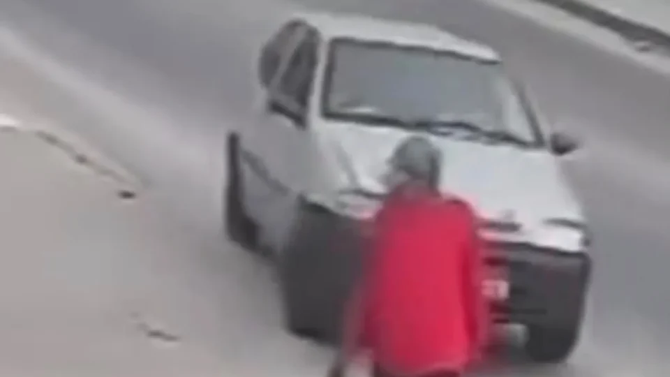 Homem escapa por centímetros de carro desgovernado no Rio; vídeo impressiona