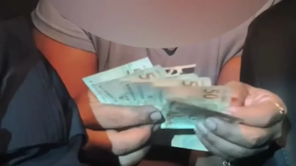 Mulher tenta subornar policiais com dinheiro do Bolsa Família após furtar celular em RO; caso termina com casal preso