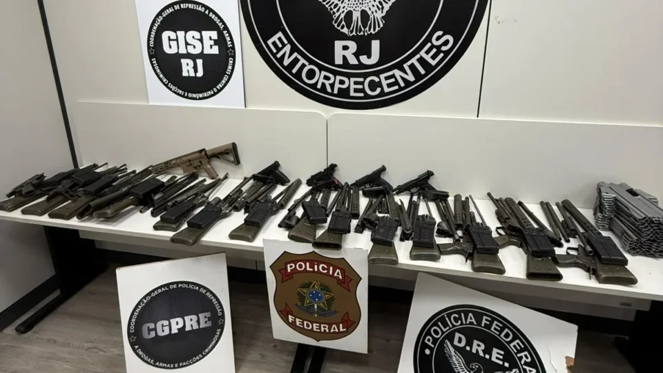 Carga de guerra é interceptada na Via Dutra; PF apreende 16 fuzis e quatro pistolas a caminho do Rio
