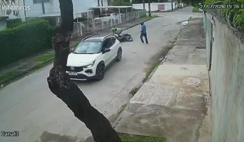 Motorista reage a tentativa de assalto, atropela criminosos e consegue escapar no Recife