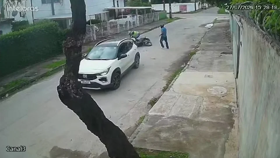 Motorista reage a tentativa de assalto, atropela criminosos e consegue escapar no Recife