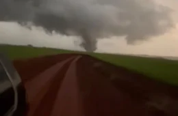 “Parecia coisa de filme”: morador registra tornado e assusta com força do fenômeno no RS