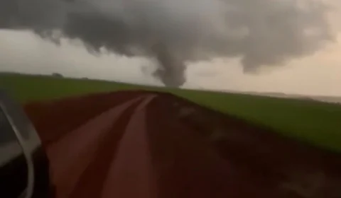 “Parecia coisa de filme”: morador registra tornado e assusta com força do fenômeno no RS
