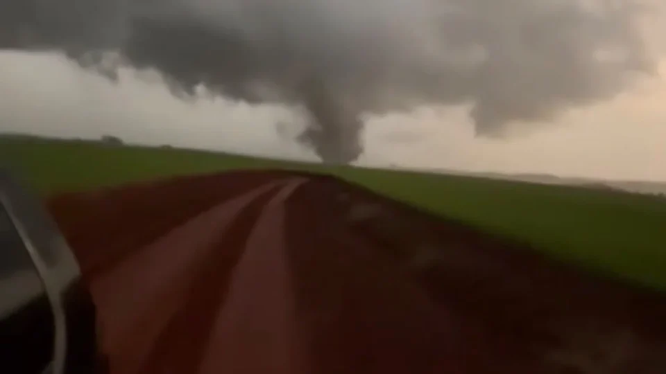 “Parecia coisa de filme”: morador registra tornado e assusta com força do fenômeno no RS