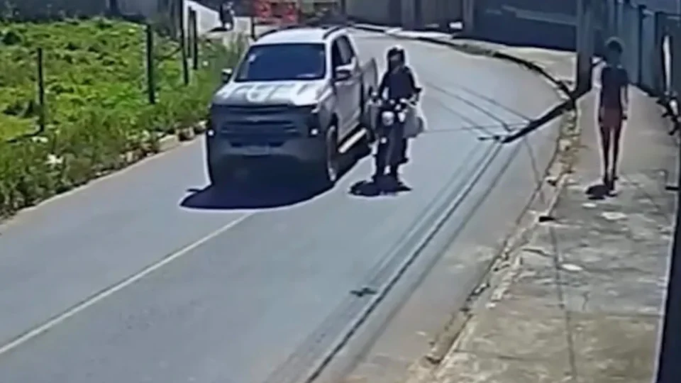 Briga no trânsito termina com motociclista atropelado e motorista preso em MG