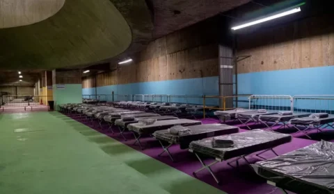 Após previsão de frio intenso, governo de SP monta abrigo emergencial na estação Pedro II do Metrô