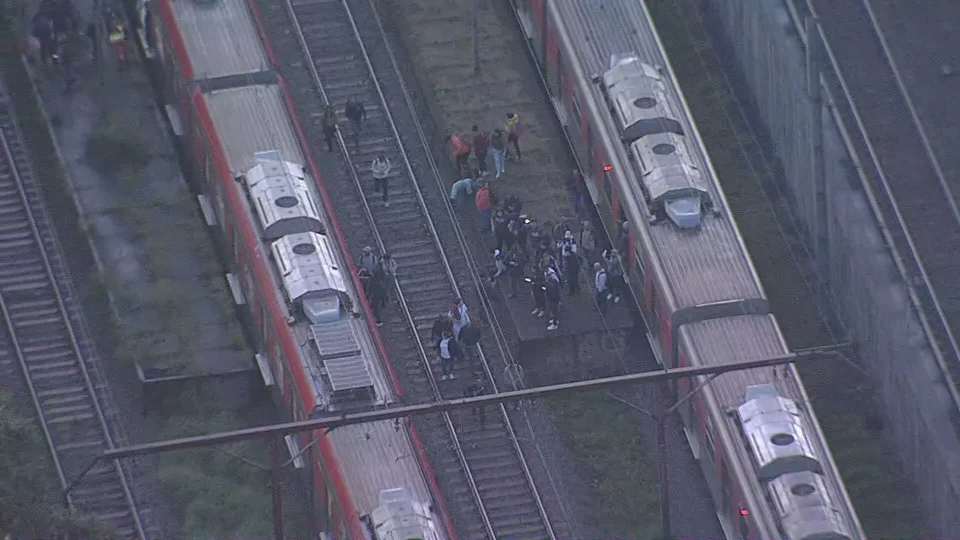 Incêndio em trem da Trivia Trens paralisa linhas 11, 12 e 13 em SP